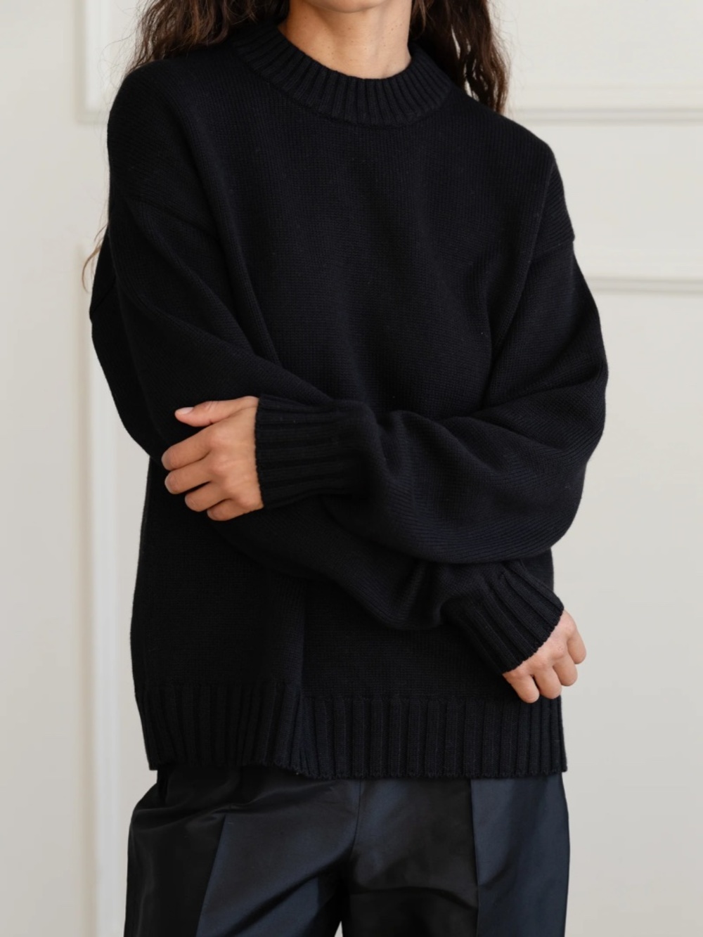 Donni. The Cotton Cashmere Crewneck Sweater In Black